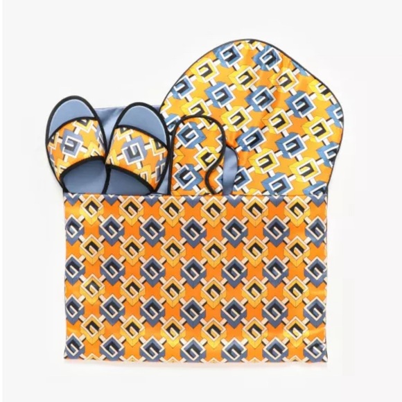 Gucci 4 pc Silk Travel Kit / Gift Set - Picture 1 of 16